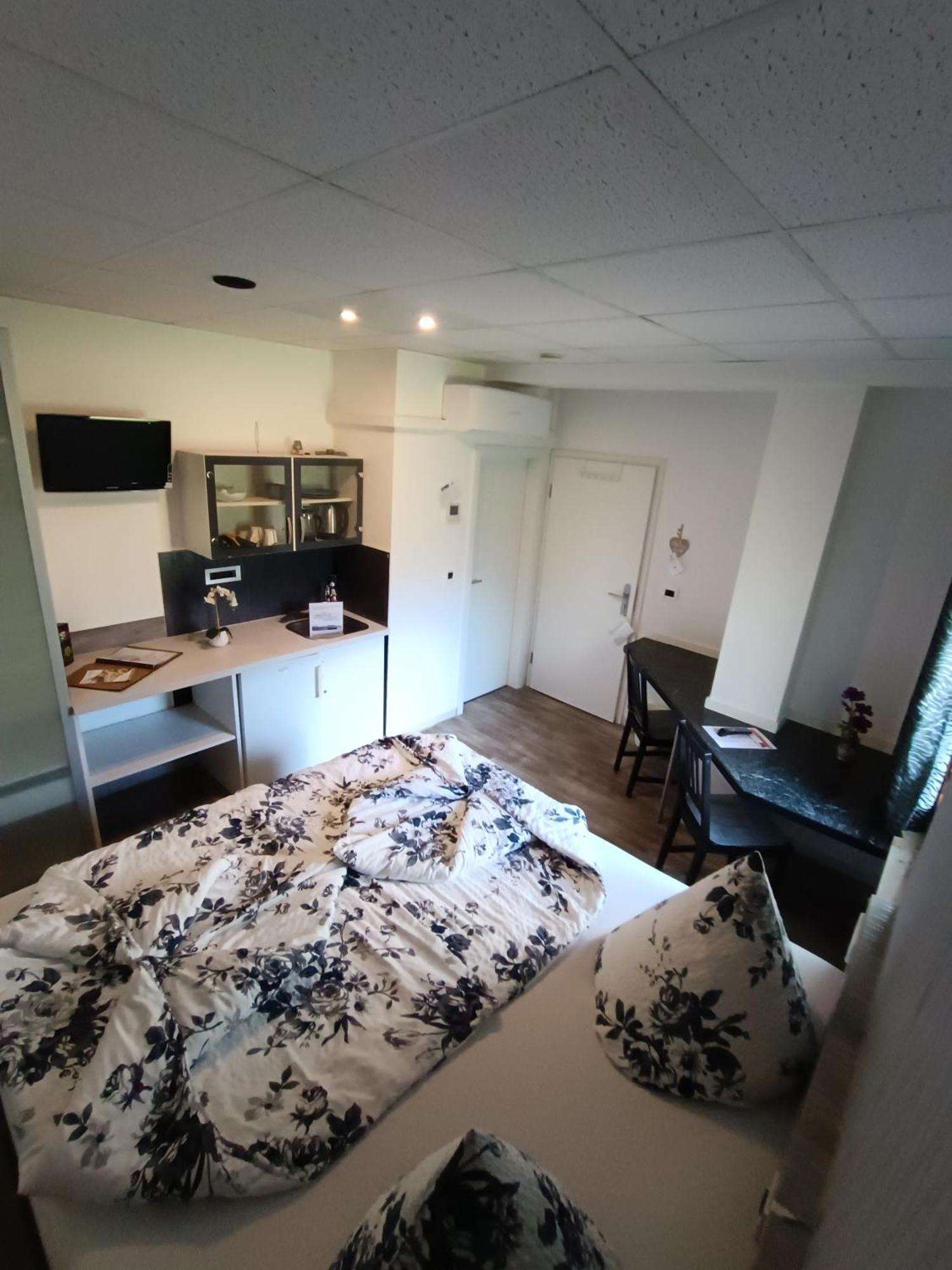 Boardinghouse Sinsheim Zentral Am Burgplatz Hostel ภายนอก รูปภาพ