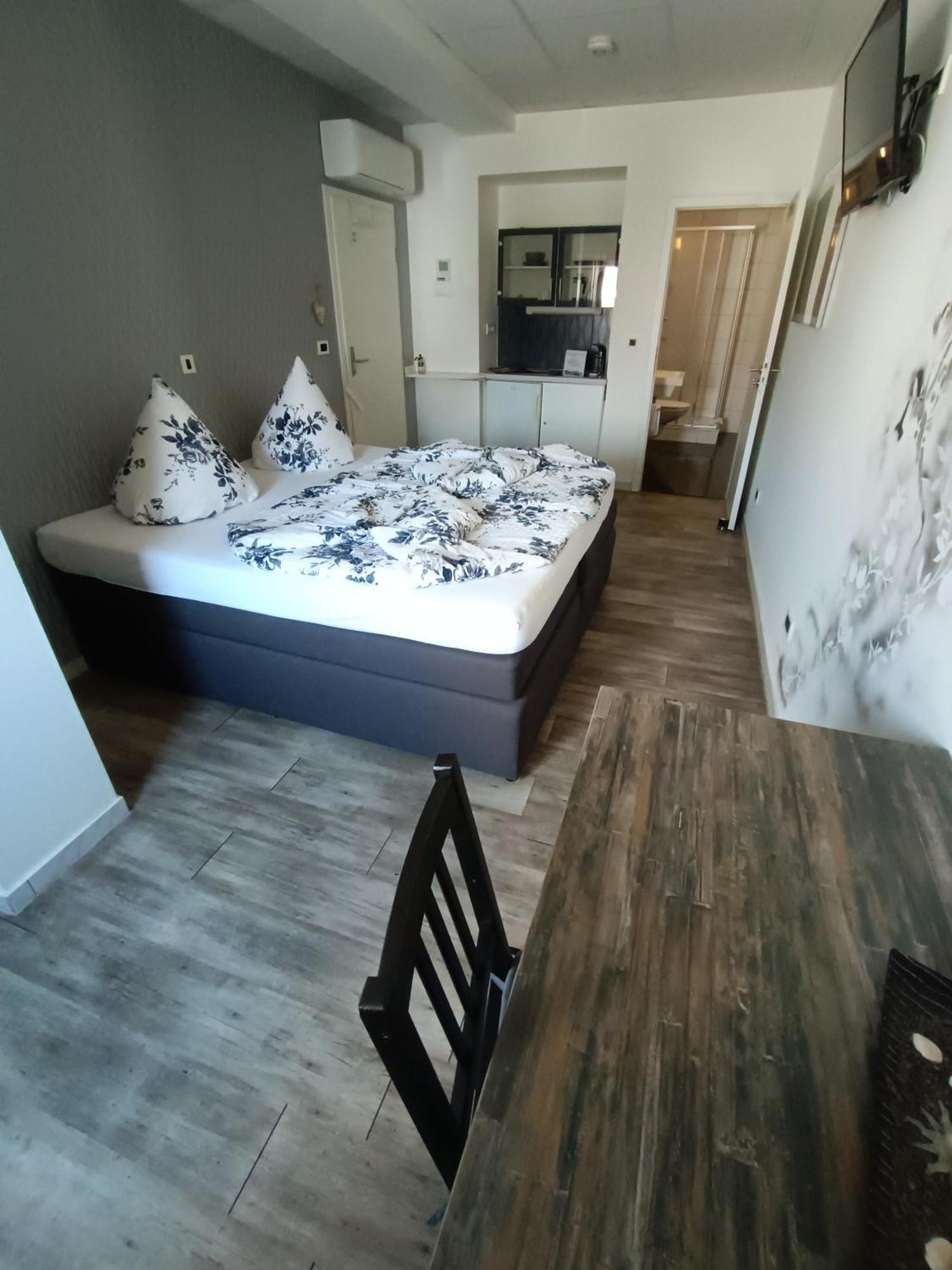 Boardinghouse Sinsheim Zentral Am Burgplatz Hostel ภายนอก รูปภาพ