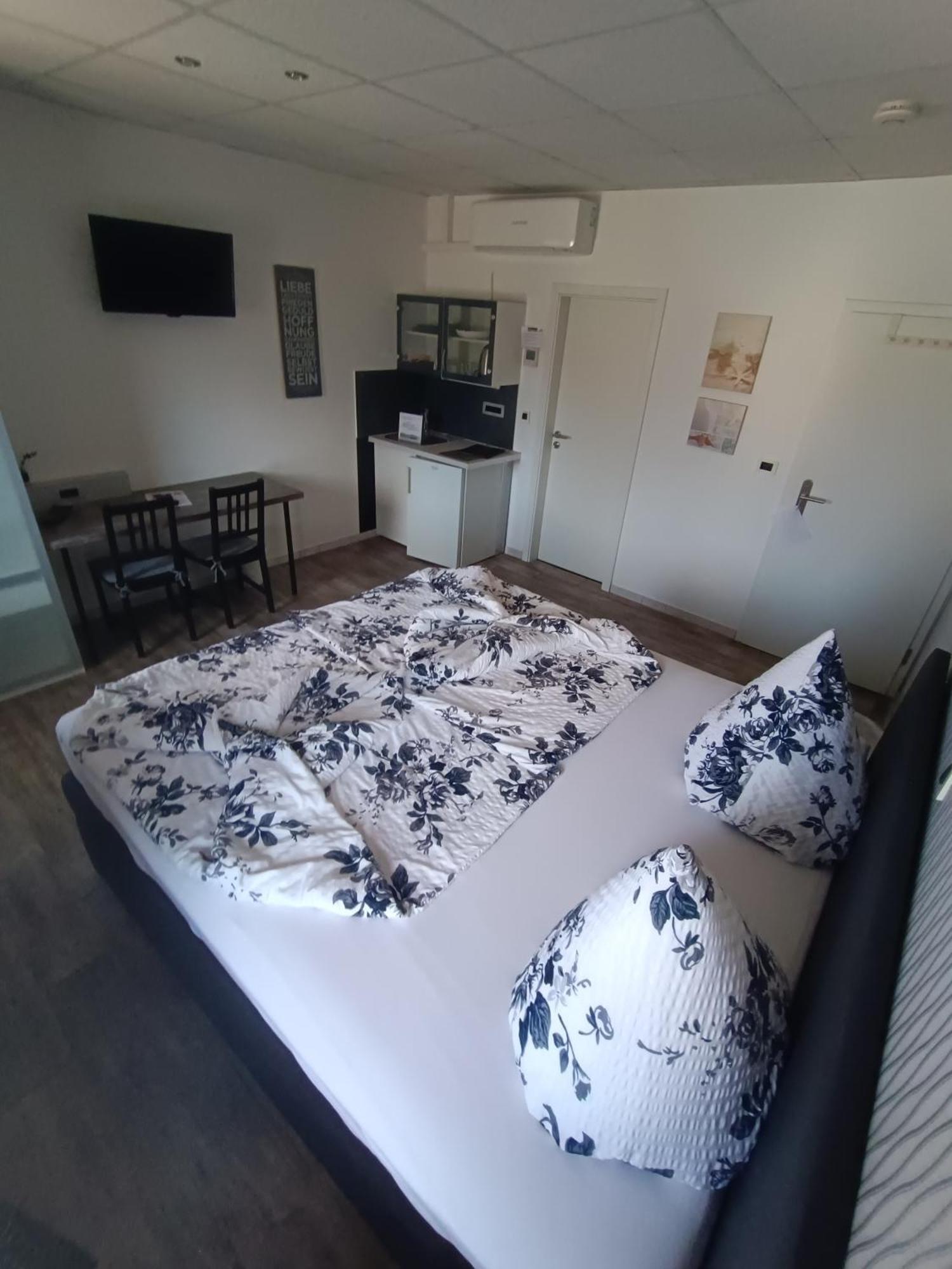 Boardinghouse Sinsheim Zentral Am Burgplatz Hostel ภายนอก รูปภาพ