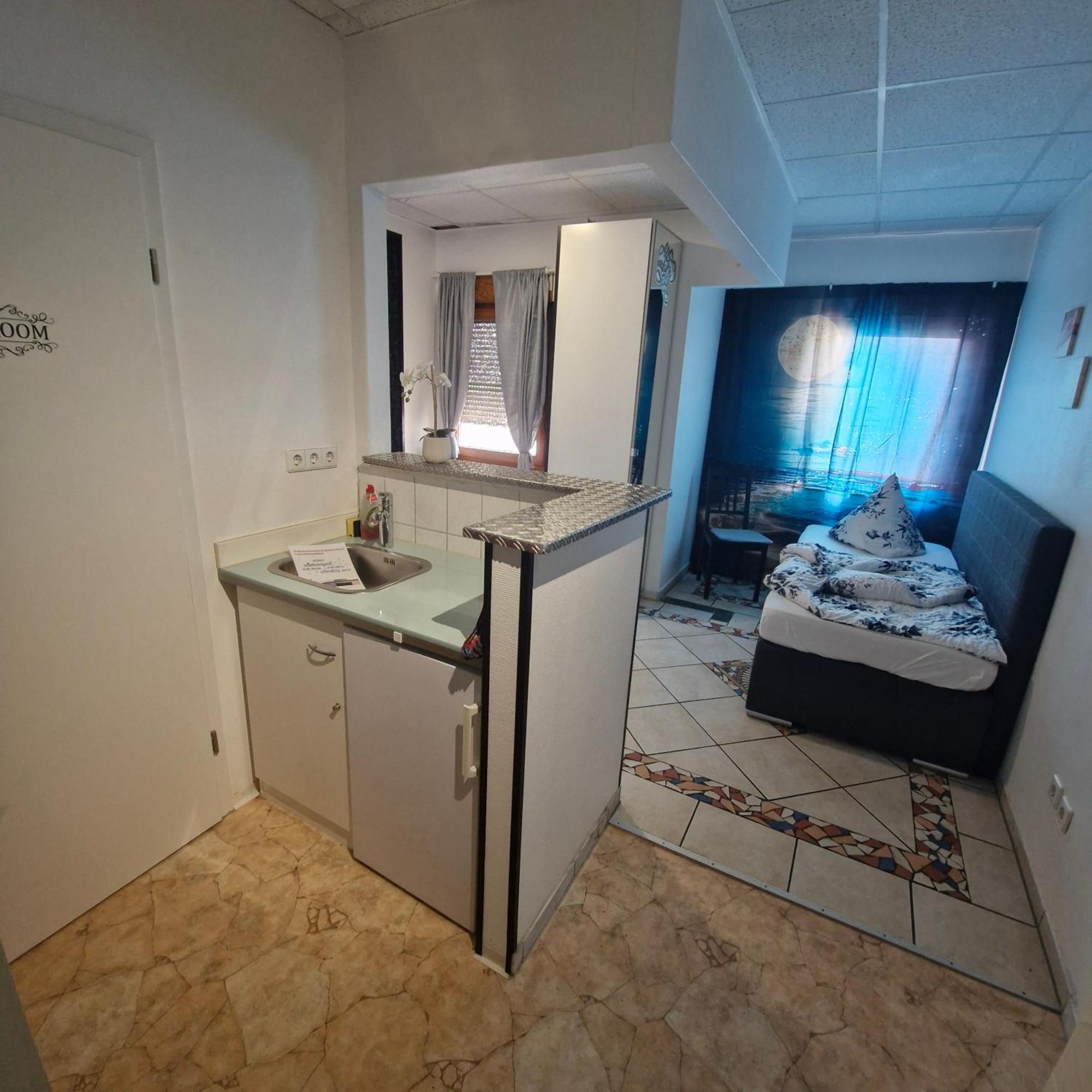 Boardinghouse Sinsheim Zentral Am Burgplatz Hostel ภายนอก รูปภาพ