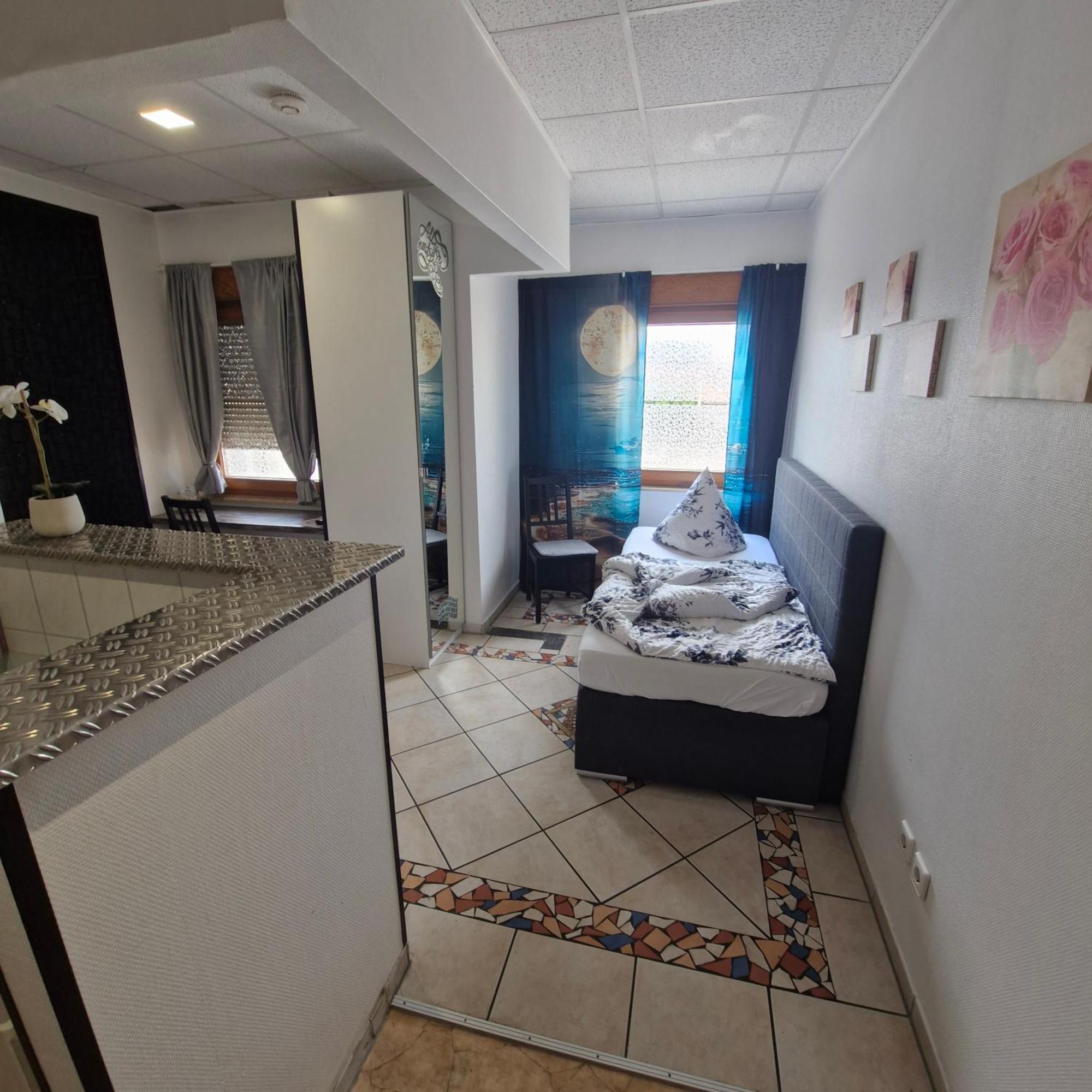 Boardinghouse Sinsheim Zentral Am Burgplatz Hostel ภายนอก รูปภาพ