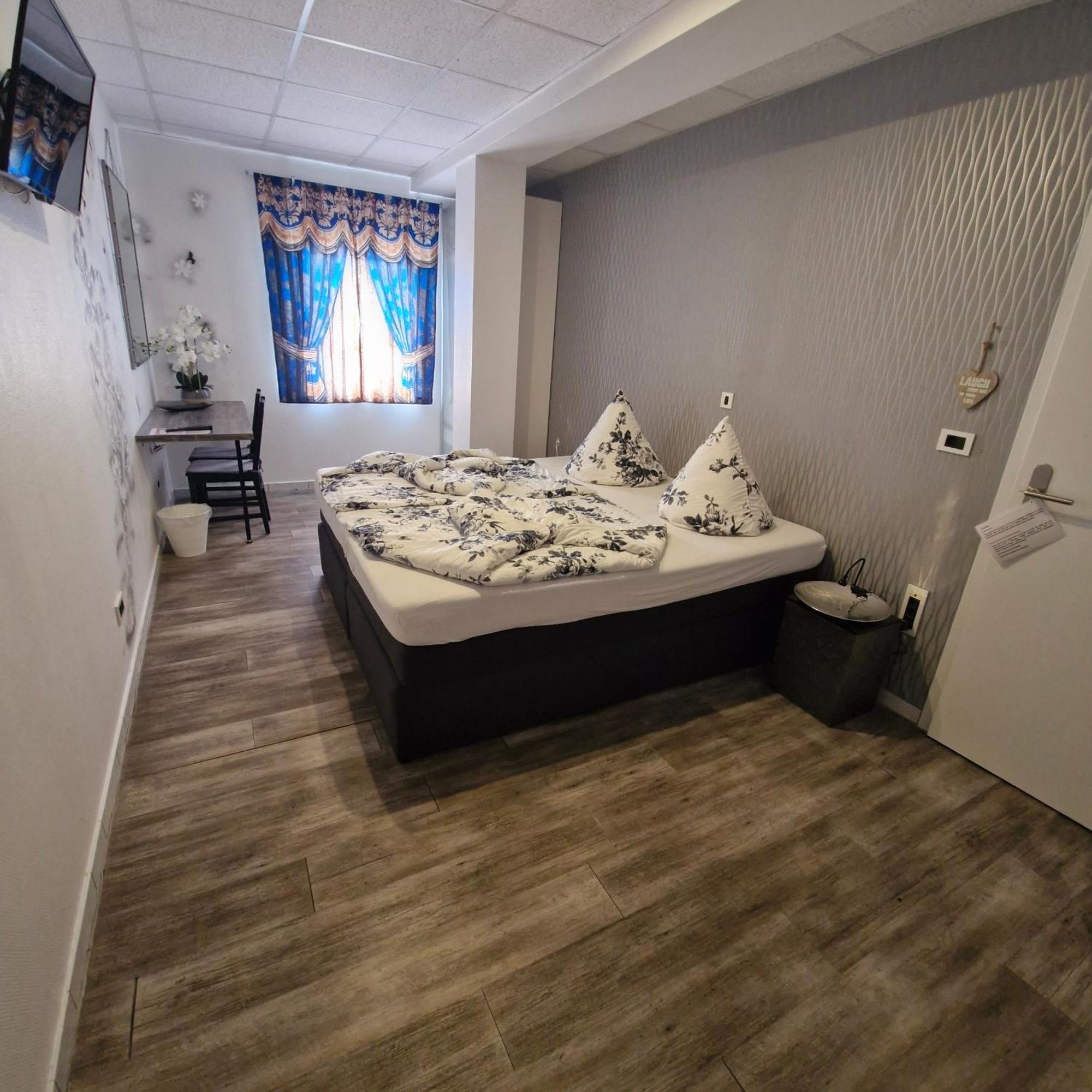 Boardinghouse Sinsheim Zentral Am Burgplatz Hostel ภายนอก รูปภาพ